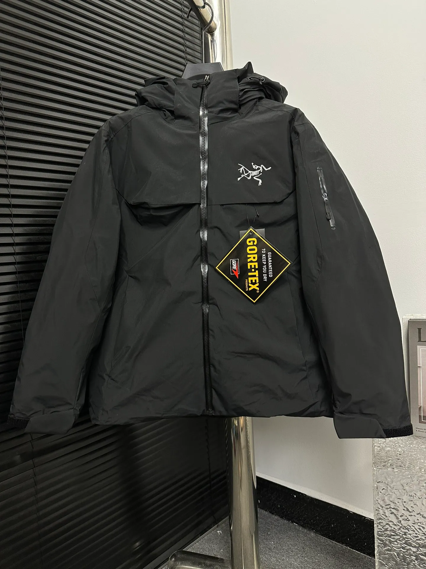 【ARCTERYX】Macai Jacket ‘’ ‘’ MACAI JACKET 。 Macai ， ， ， 。 ， ， Breathable GORE-TEX 、 、 。 Drop Hood M ， Powder Guard 。 100% ( EPTFE ) ， Ykk Premium LOGO Same Style Sizes：S-XXL
